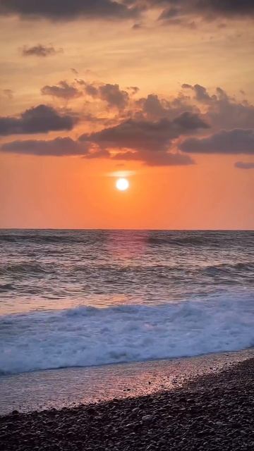 Видео из Абхазии для всех, кто соскучился по морю, морскому прибою и закату смотреть онлайн