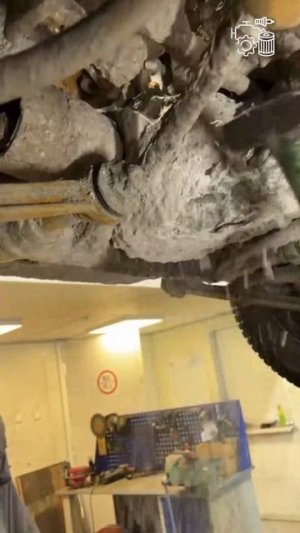 Приехала Нива на замену пробитого поддона. Как искать болты - неизвестно (мойка не помогла)