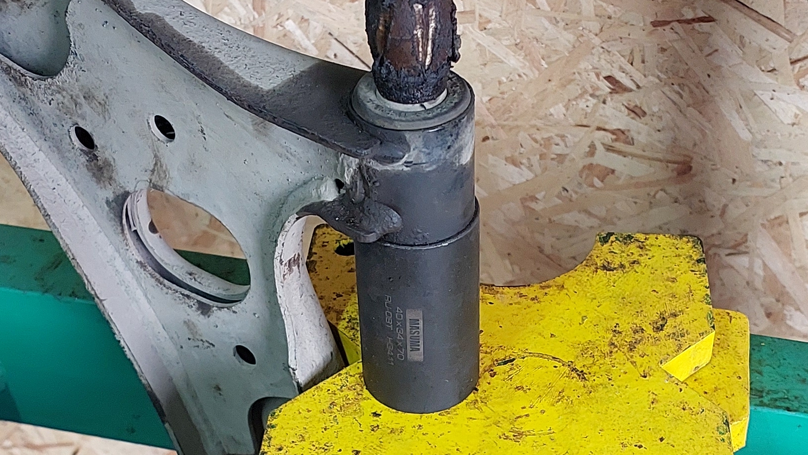 Замена сайлентблоков и шаровой опоры в передних рычагах на Киа Рио смотреть онлайн