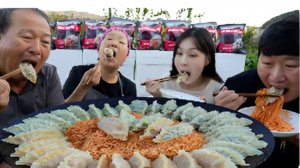 🔥🍲 Мукбанг и Mukbang : КОРЕЙСКАЯ СЕМЬЯ готовит СОЧНЫЕ МАНДУ! 🥟 С мясом, кимчи, креветками и ...