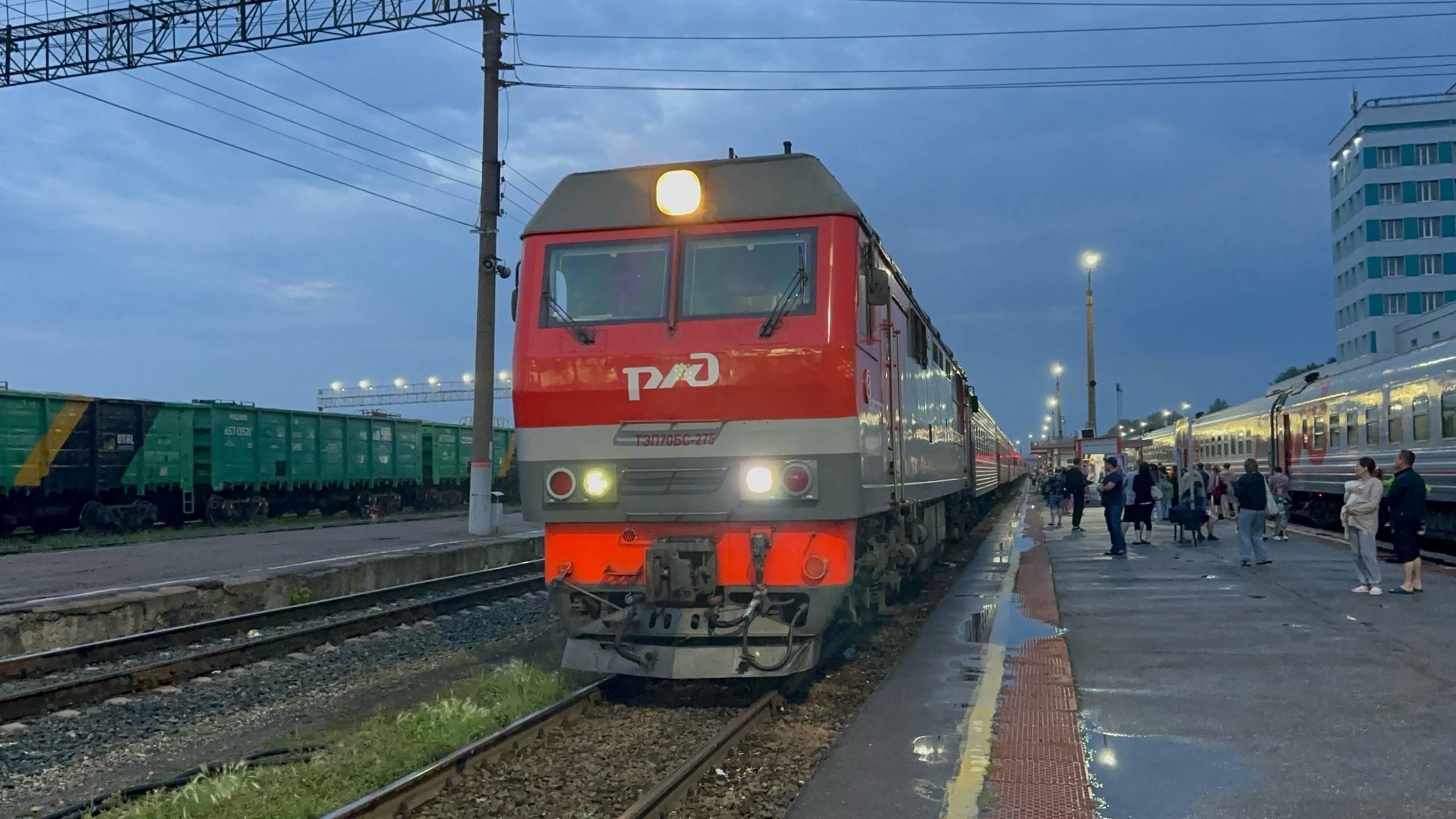 «Осторожнее снимай!» Тепловоз ТЭП70БС - 275 с пасс.поездом на ст.Ульяновск-Центральный, август 2025 смотреть онлайн