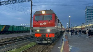 «Осторожнее снимай!» Тепловоз ТЭП70БС - 275 с пасс.поездом на ст.Ульяновск-Центральный, август 2025