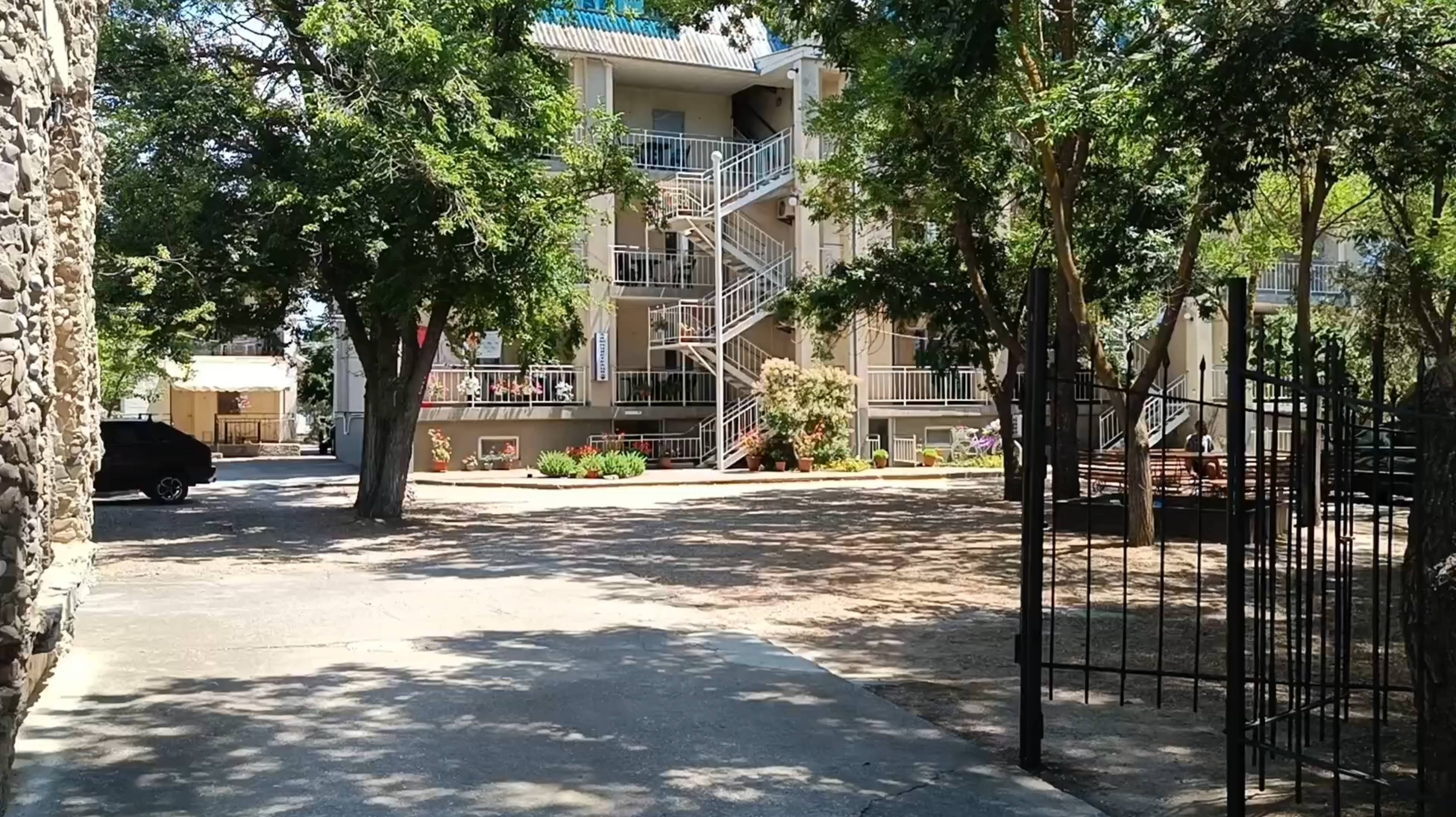 ОТЕЛЬ ,, ПРИБОЙ".САКИ. ТЕРРИТОРИЯ.