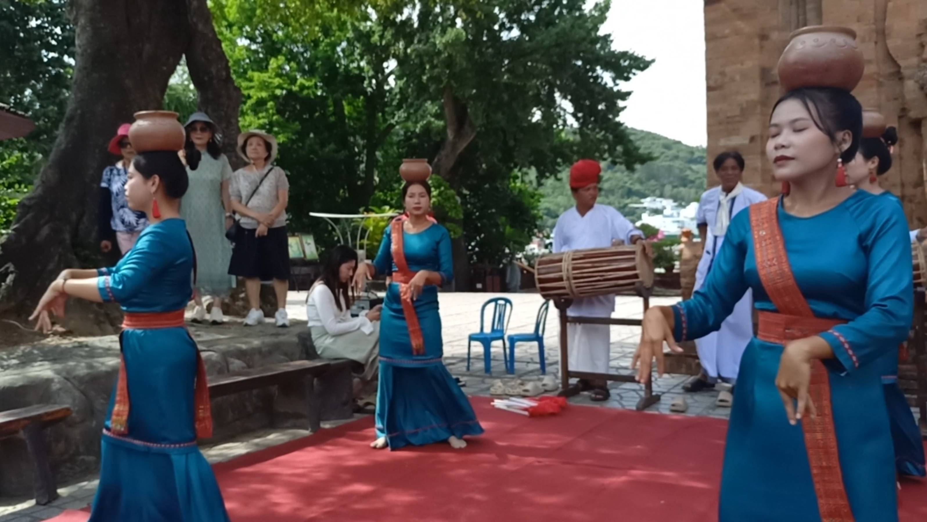 Вьетнам/Нячанг/чамские башни/выступление местного фольклора/15.09.25г смотреть онлайн