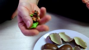 Котенок Баттерс открывает Киндер Сюрприз и собирает коллекцию игрушек