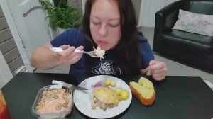 Мукбанг Курочка под шубой, салат "Театральный", сок Томатный