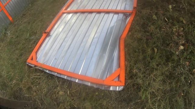 Снёс ворота в саду.