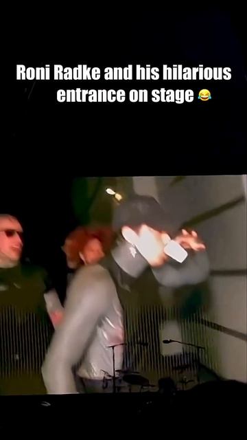 Funniest Concert Entrance Ever?! смотреть онлайн