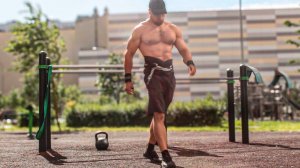 Отжимания на БРУСЬЯХ и ЛЕСЕНКА на ТУРНИКЕ с доп весом +24кг в Жару +30°