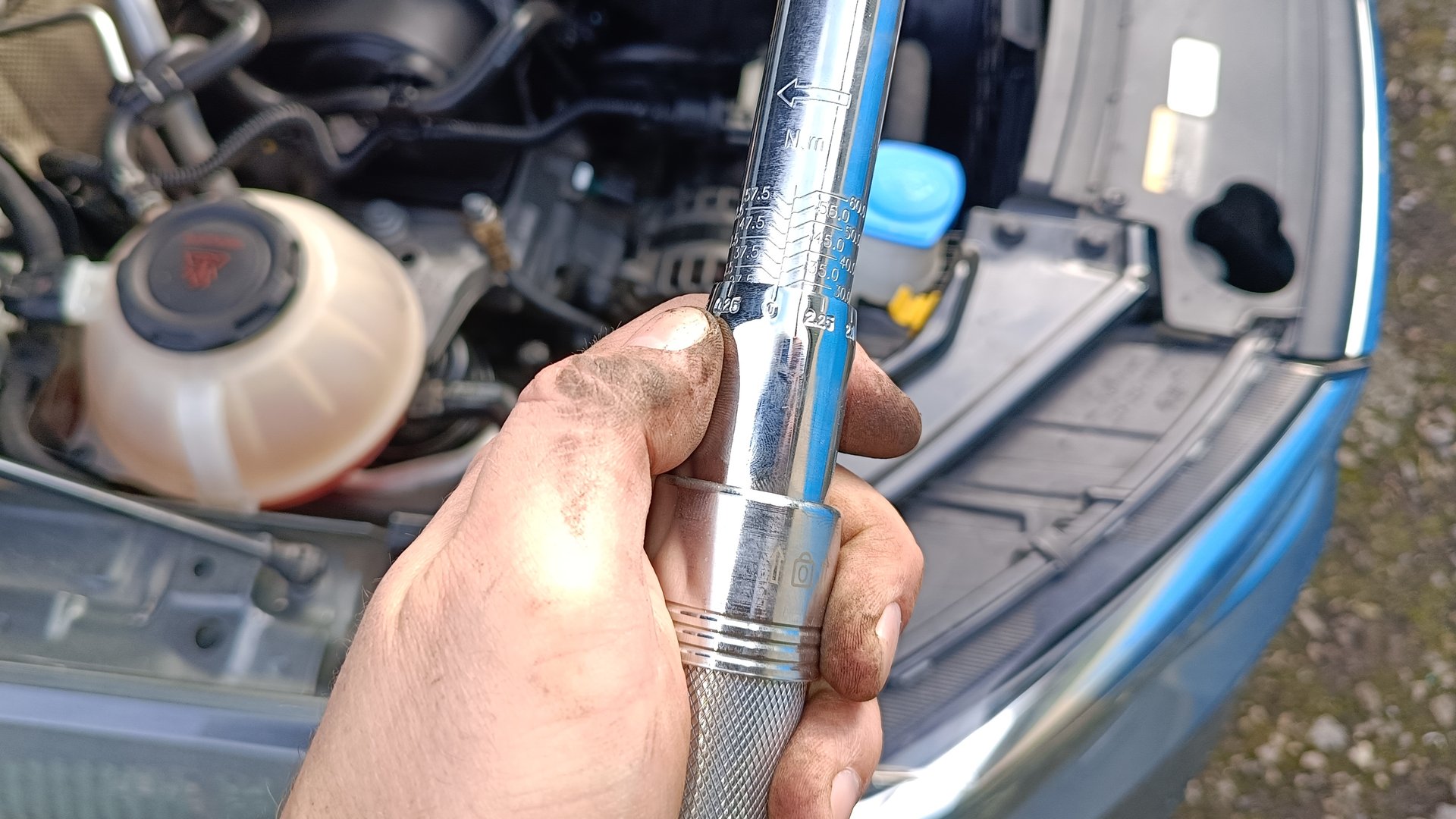 VOLKSWAGEN Polo. Замена ролика приводного ремня. Новый диномометрик АЕ&Т смотреть онлайн