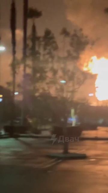 ВЗРЫВ И ПОЖАР В США. Мощный пожар после взрыва произошёл на нефтеперерабатывающем заводе Chevron. смотреть онлайн