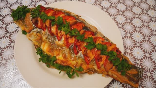Запеченный КАРП в духовке Карп запеченный с луком,помидорами и грибами РЫБА в духовке КАРП рецепт смотреть онлайн