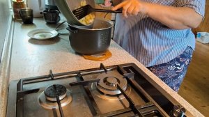 3 октября, освобождаю морозилку и всё в кастрюлю.
Пора в Москву на зимовку.