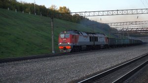 Тепловозы 2ТЭ25КМ-0005 и толкач 2ТЭ25КМ-0419 в хвосте.