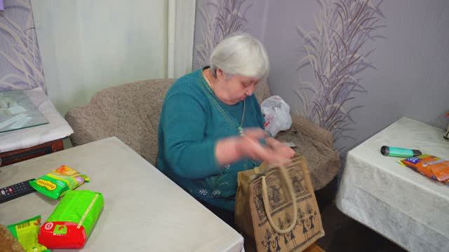 ВЫЖИВАЕМ КАК МОЖЕМ ПРОДУКТЫ НА ПЕНСИЮ ДОМАШНЕЕ СЕНО ДЛЯ СОБАКИ ВКУСНО КУШАЮ смотреть онлайн