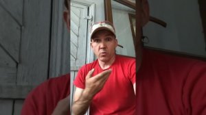 Разрушаем бетон молотком и трубой рядом с арыком