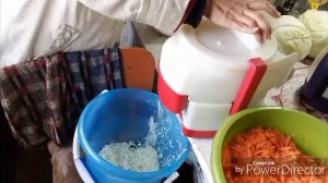 Солю капусту.