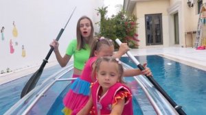 Майя играет в прятки с динозаврами