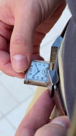 ОН НОСИТ ЧАСЫ ТАМ!