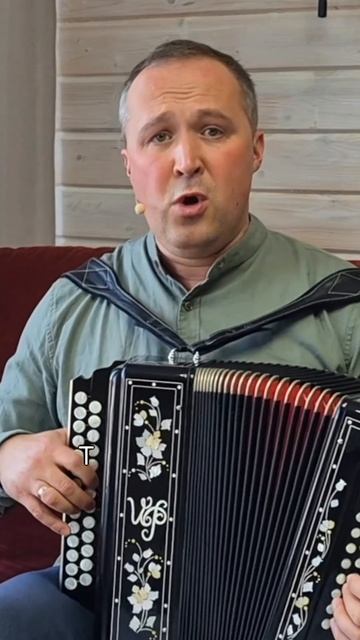 Ты моя деревня, сердце согреваешь... гармонист Иван Разумов, солист ансамбля «Пташица».Здравствуй смотреть онлайн