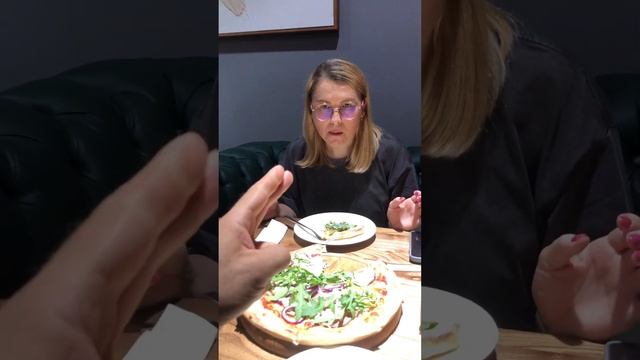 Наслаждаемся чаем с малиной, пиццей и чечевицей в уютном кафе смотреть онлайн