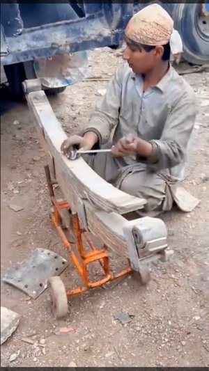 Ремонт рессорной подвески грузовика.