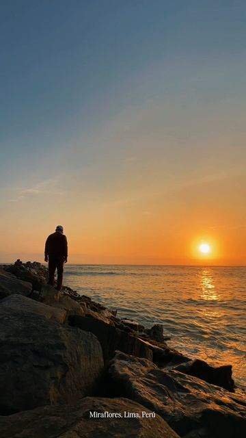 Закат на Берегу Тихого океана. Туристическая компания в поисках приключений