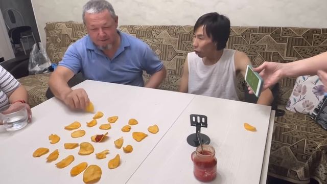 ЧИПС-ЧЕЛЛЕНДЖ! МЫ СОБРАЛИ ВСЕ ЧИПСЫ! Кто съел ЧИПС С НАКАЗАНИЕМ?! смотреть онлайн