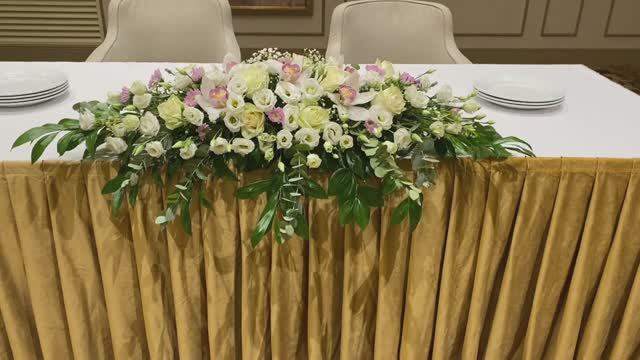 Свадебная композиция из живых цветов на стол молодоженов смотреть онлайн