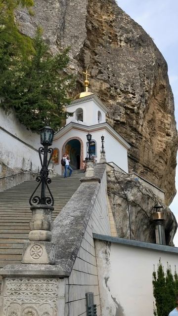 Монастырский Храм Успения Богородицы, вырубленный в скале под Бахчисараем. смотреть онлайн