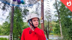 Юный альпинист в необычном верёвочном парке