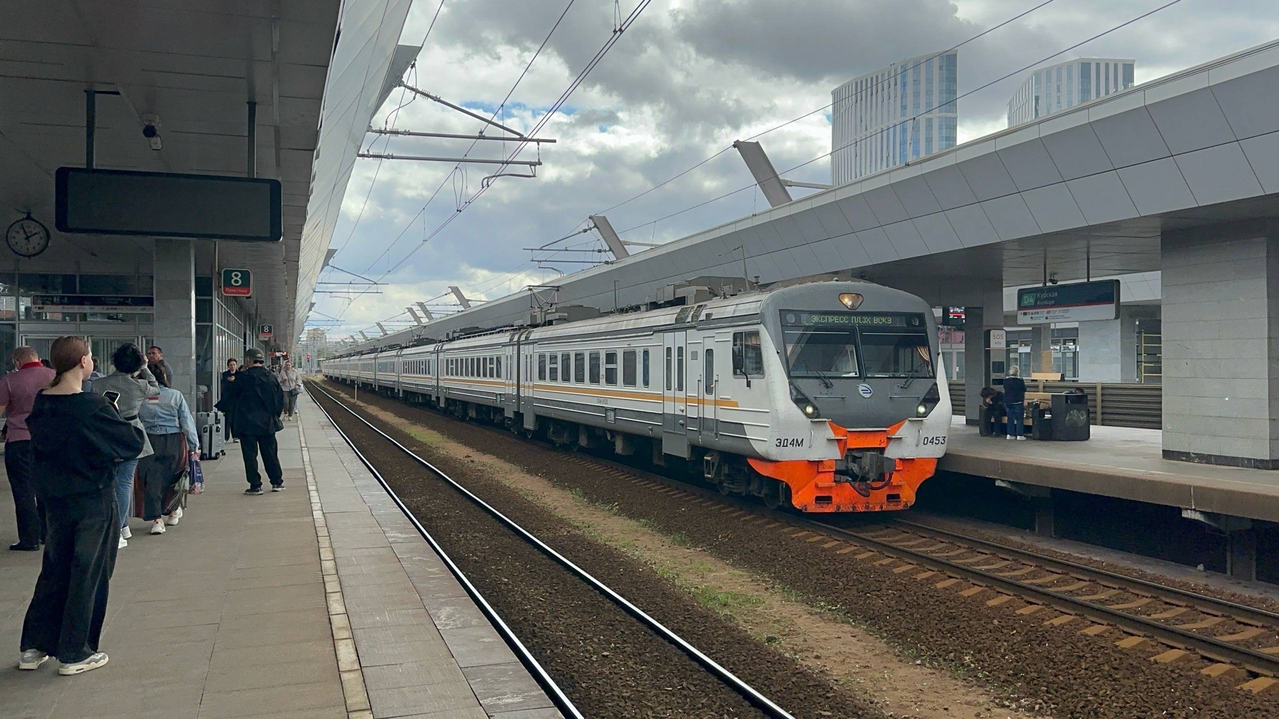 Электропоезд ЭД4М - 0453 на Курском вокзале, август 2025 года смотреть онлайн