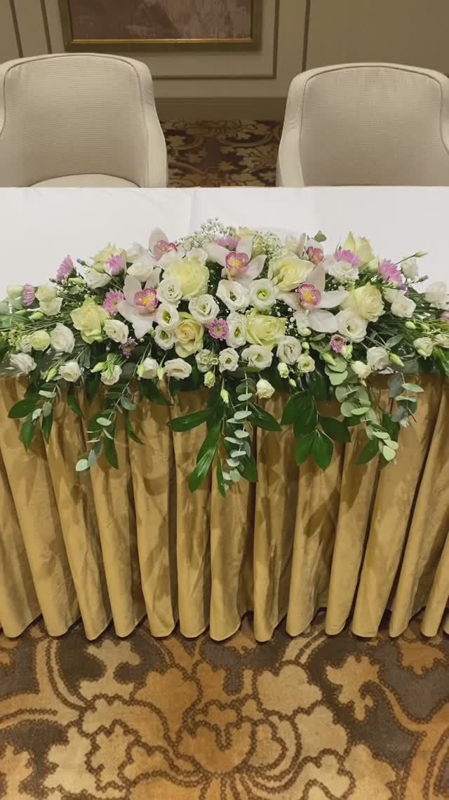 Свадебная композиция из живых цветов на стол молодоженов смотреть онлайн