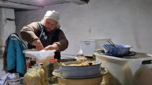 перекладываю капусту в банки/ сегодня очень холодно