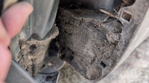 Чистим грязь в подкрылках на Киа Рио 3.