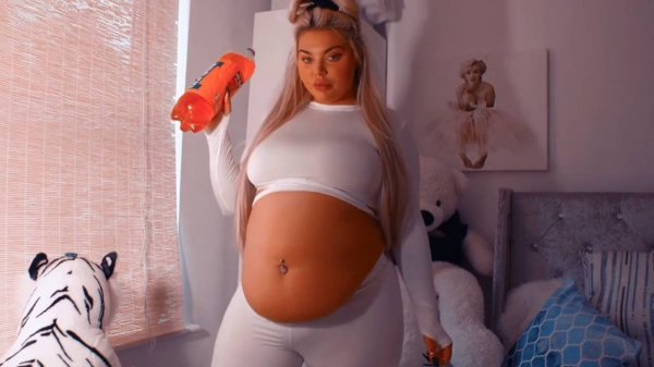 девушка наполняет животик