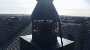 При недостаточной тяге в камине нужно использовать крышный дымосос.