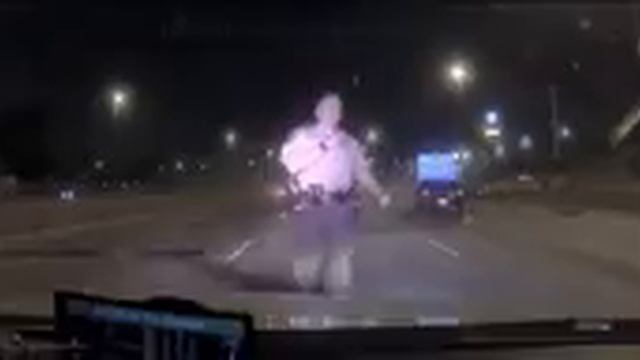 Officer avoids getting crushed twice within seconds rnextfucking смотреть онлайн