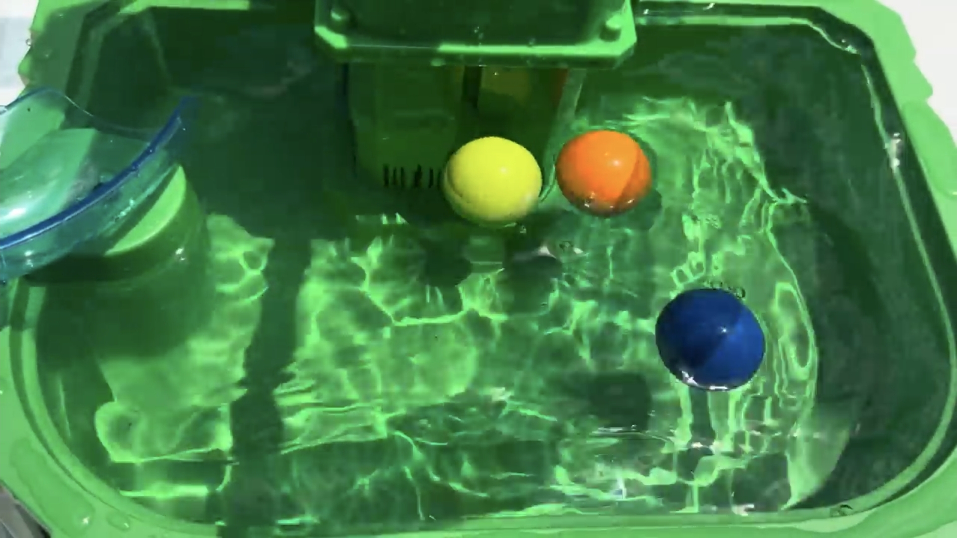 Шарики катятся и плавают смотреть онлайн