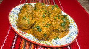 Ёжики мясные с рисом в сметанно - томатном соусе