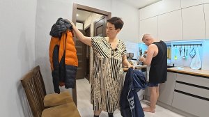 Разобрала свою ЖИРНУЮ зимнюю одежду и убрала до ХУДШИХ времён! ВОЮЮ с Вованом из-за его курток! Влог