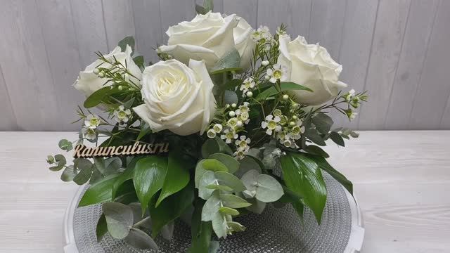 Композиция на стол гостей из белых роз и эвкалипта смотреть онлайн