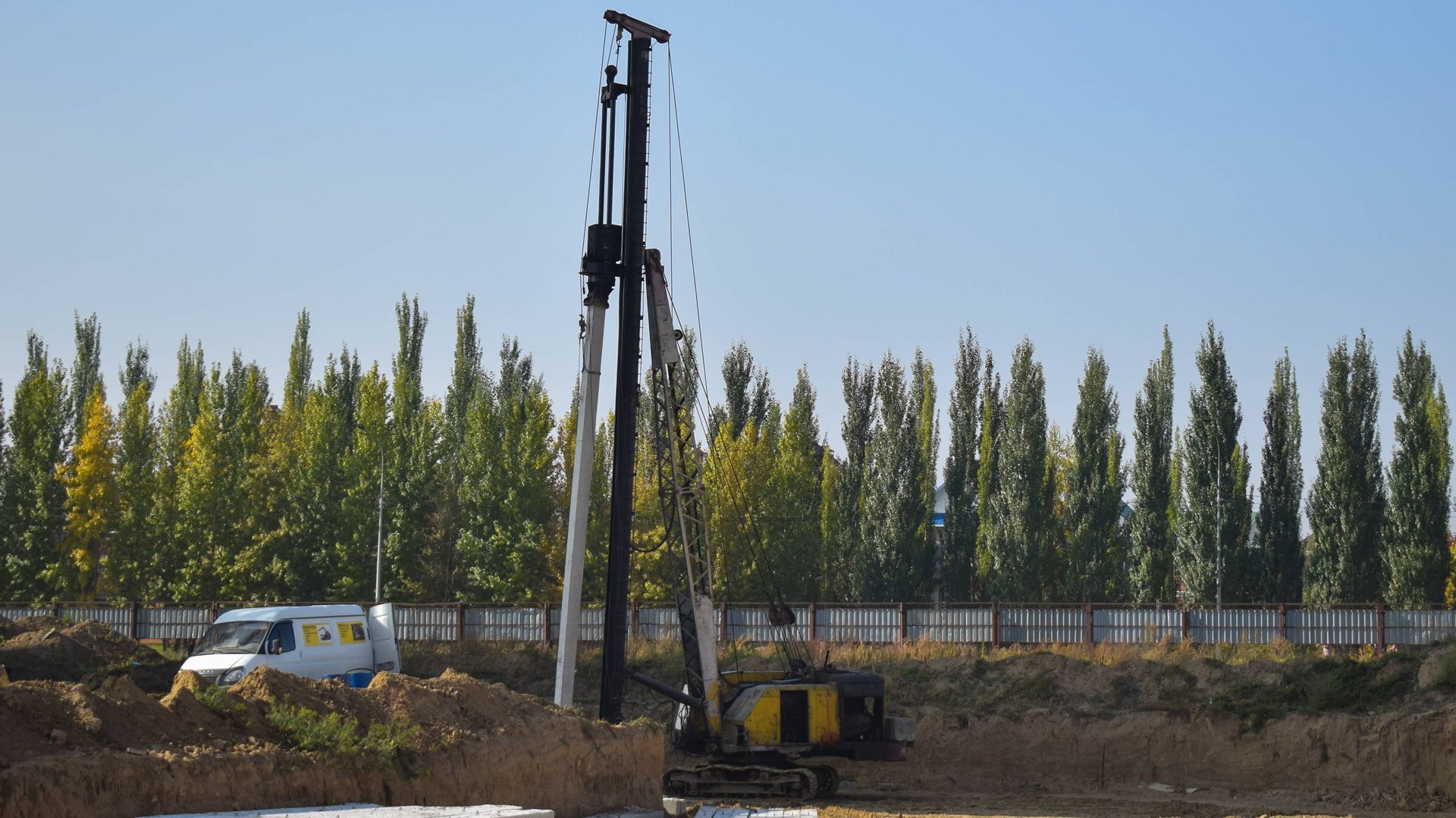 Экскаватор ЭО-5111Б с копровой установкой. Забивка сваи. смотреть онлайн