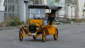 Езда на легковой машине Ford T 1910 года выпуска, выставка «Моторы Войны», 6 сентября 2025