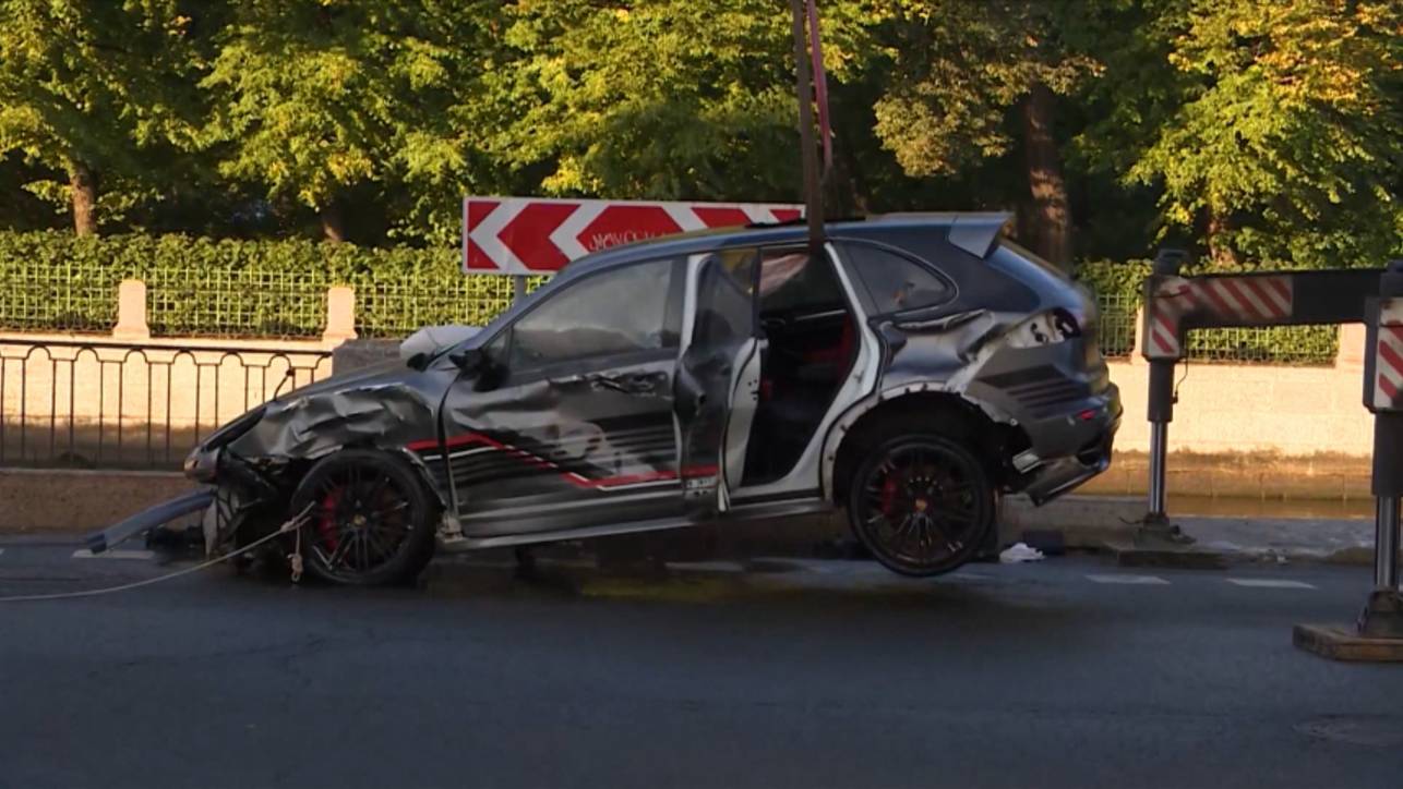 Смертельный Porsche: автомобиль улетел в Фонтанку в Петербурге смотреть онлайн