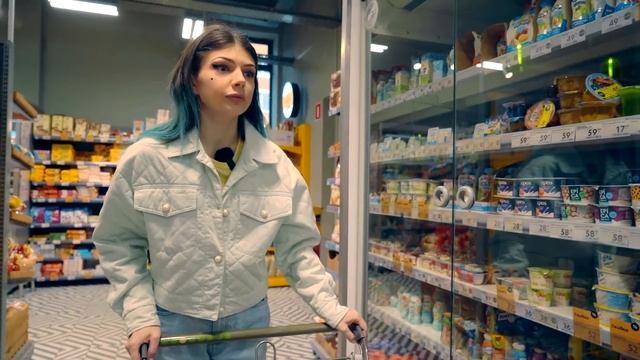 КОШЕЧКА БАТТЕРС ВПЕРВЫЕ В МАГАЗИНЕ | ГУЛЯЕМ НА УЛИЦЕ И КАТАЕМСЯ В ТЕЛЕЖКЕ смотреть онлайн