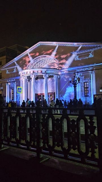 Фасад театра «Современник» на Чистых прудах раскрасил праздничный видеомэппинг смотреть онлайн