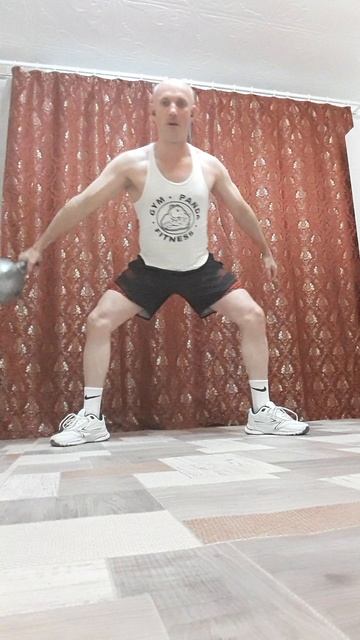 Жоглирование 16 кил.гирей 50 раз , разминочный подход. #домашниетренировки #гиря #упражнение