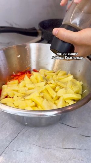 Сочные котлеты с овощами в духовке.