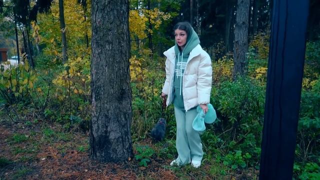 ОДИН ДЕНЬ с КОШЕЧКОЙ БАТТЕРС | КИСА в ЛЕСУ ПОПАЛА под ДОЖДЬ смотреть онлайн